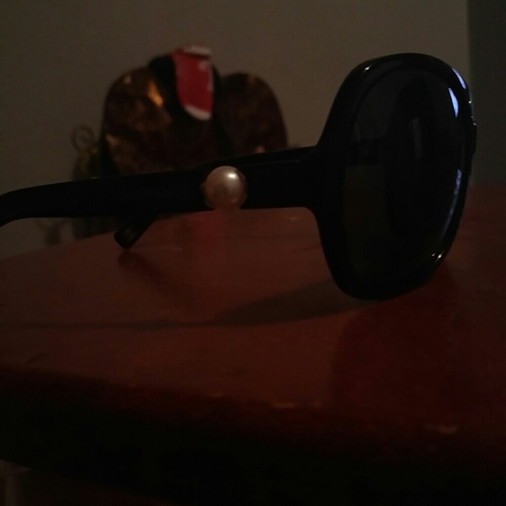 Chanel pearl collects sunglasses